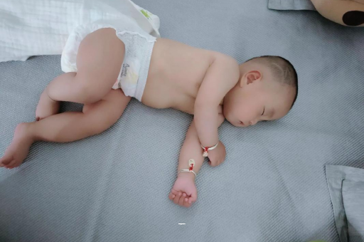 白银宝宝夏天要穿袜子吗